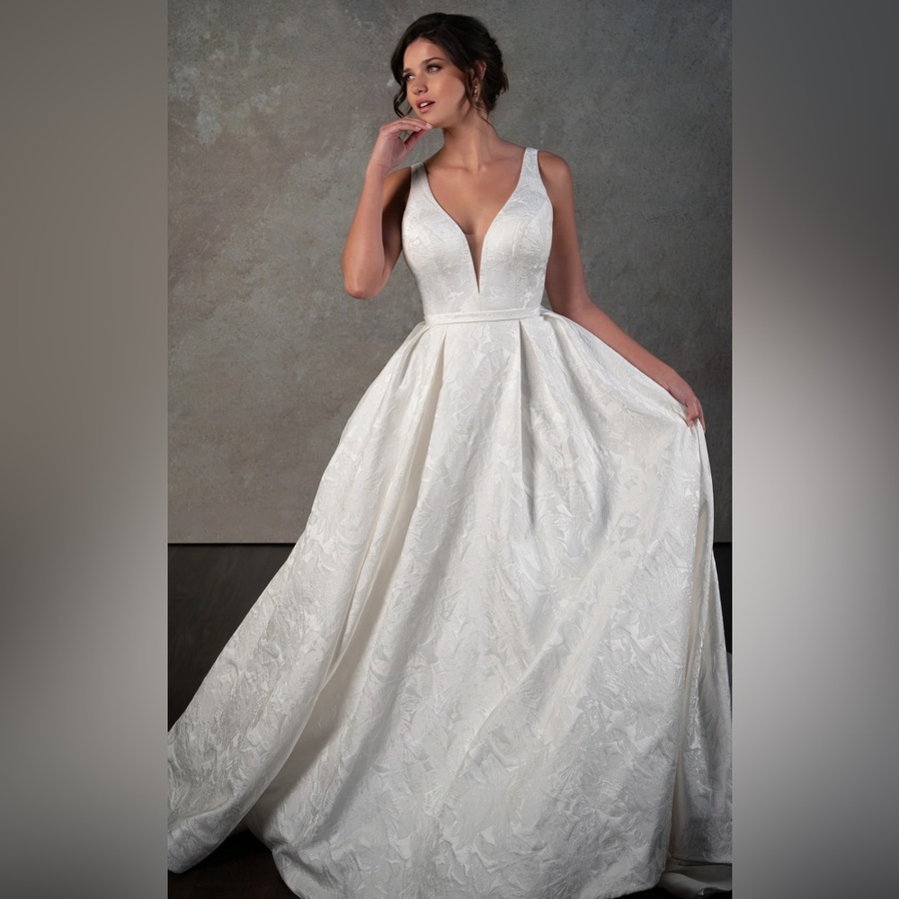ELEGANT PLUNGING V-NECKLINE A-LINE WEDDING DRESS IN TEXTURED SATIN - Picture 4 of 9